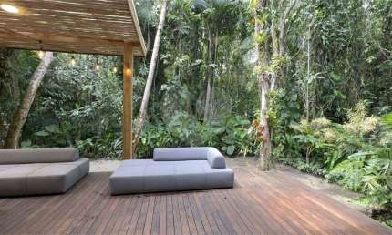 Casa Reformada à Venda na Praia da Baleia – 4 Suítes, Porteira Fechada e Lazer