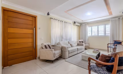 SOBRADO REFORMADO COM 3 SUÍTES E ESPAÇO GOURMET – LOCALIZAÇÃO PRIVILEGIADA