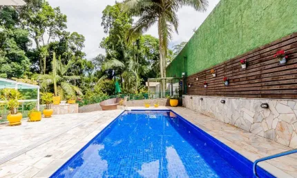 Casa com ampla com 2 pavimentos em condomínio fechado em Mairiporã.