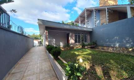 Casa térrea com 3 dormitórios, quintal, salão de festas e 4 vagas !