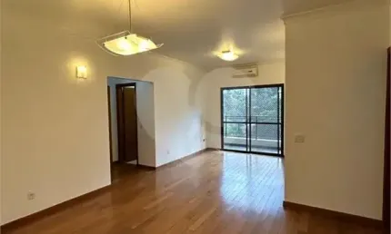 Apartamento com vista para o campo de marte. andar alto e ensolarado