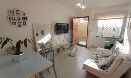 O imóvel tem 2 suítes com armários embutidos, um deles com sacadinha e box blindex  (TUCURUVI)