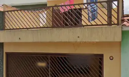 Ótimo sobrado com entrada lateral, sendo 02 dormitórios ( 01 com terraço) armários embutidos, 02 banheiros, sala, cozinha planejada, área de serviço, quintal na lateral e 02 vagas