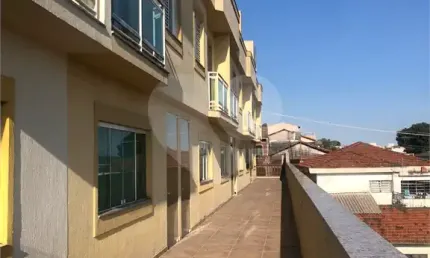Sobrado em condomínio fechado com 120 m2, 3 dormitórios sendo 3 suítes, todas com armários ,cozinha planejada, área gourmet