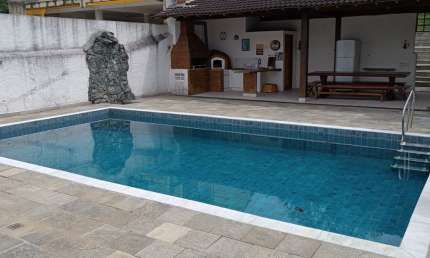 Vende-se Casa com 4 suítes, 2 com closet, 4 vagas de garagem, piscina, no Horto Florestal