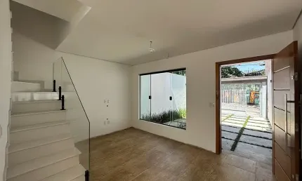 EXCELENTE SOBRADO RECÉM CONSTRUÍDO NO HORTO COM 3 QUARTOS, SUÍTE, GARAGEM E ROOFTOP. ACABAMENTO DE PRIMEIRA