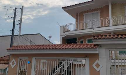 Vende-se maravilhoso sobrado com 3 suítes e 4 vagas, 228 m