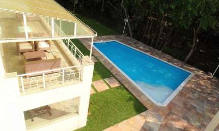 Casa condominio fechado no Horto com quintal grande e piscina