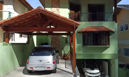 Sobrado em condominio fechado no Horto florestal, 3 suites