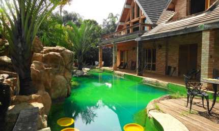 Sobrado 5 suites, piscina em terreno grande no Tremembé