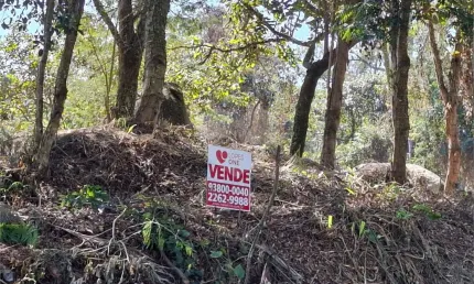 Terreno em condomínio, com 455 metros quadrados de área