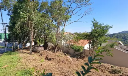 Terreno em condomínio, com 455 metros quadrados de área