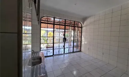 Sobrado venda guarujá com 300m2, 3 quartos, 3 suítes, 2 salas, cozinha, lavabo, quintal gourmet, e pelo menos 7 vagas de garagem