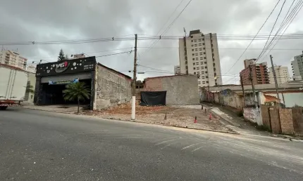 Terreno c/190m², frente considerável, ótima localização e pronto para construir.