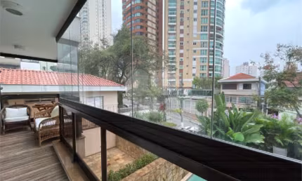 EXCLUSIVO: Apartamento de 210m² na Rua Francisca Júlia com 3 Suítes e 3 Vagas de Garagem
