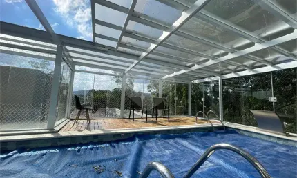 CASA DE ALTO PADRÃO À VENDA – CONDOMÍNIO RESERVA DA CANTAREIRA 4 SUÍTES 5 VAGAS PISCINA ÁREA GOURMET