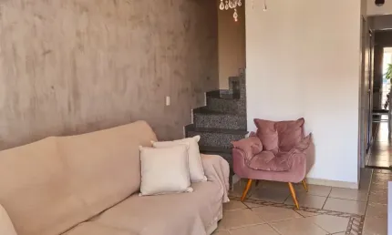 Sobrado com 3 quartos sento 1 suíte e 2 vagas próximo ao Horto Florestal