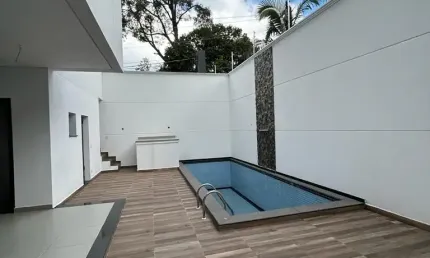 Sobrado em condomínio fechado com piscina privativa, 4 suítes e 5 vagas
