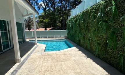 Casa em condomínio fechado de alto padrão, 4 suítes e 4 vagas, piscina e churrasqueira privativa