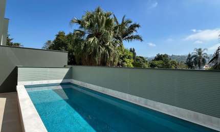 Casa nova em condomínio fechado, 4 suítes, 4 vagas e piscina privativa e churrasqueira, terraço.