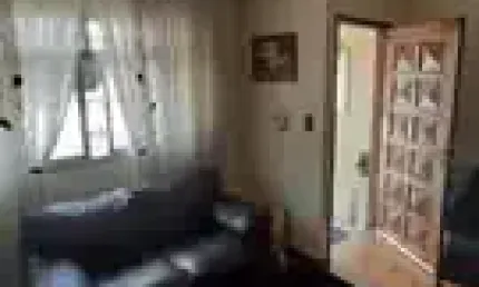 Sobrado no Pari, rua Santa Rita. Casa possui sala, cozinha com armários, lavabo, dois dormitórios, sendo uma suíte,