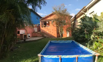 Vende-se: Casa Térrea e Quintal Grande, 2 quartos, 1 Vaga, no Horto Florestal!