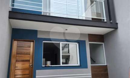 Sobrado novo com 3 suítes amplas, sacada em vidro verde, porcelanato e janelas de alumínio. Qualidade e estilo para sua nova casa!
