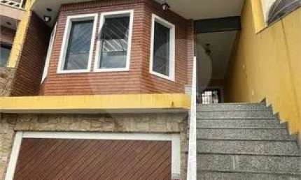 Sobrado a venda com 3 dormitórios (1 suíte) e 6 vagas