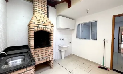 Sobrado com 2 suítes, área gourmet e 2 vagas na vila cosntaça