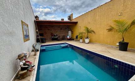 Sobrado à venda no Tremembé com 3 suítes, piscina e 4 vagas