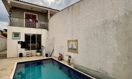 Sobrado à venda no Tremembé com 3 suítes, piscina e 4 vagas