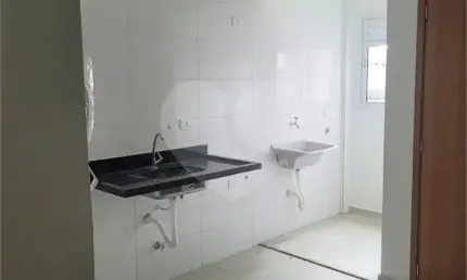 Apartamento novo com 2 dormitórios, prédio com elevador.