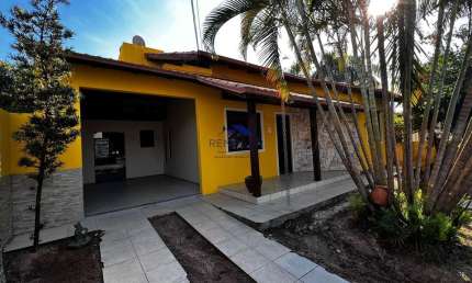 Linda Casa com 03 Dormitórios, Mezanino e Piscina – São José/SC
