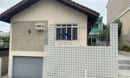 Casa com 3 Dormitórios + Sobrado e Kitnet – Trindade, Florianópolis/SC