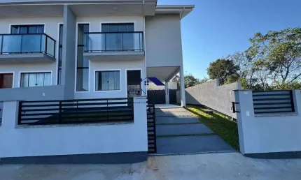 Sobrado com 03 Quartos, Suíte com Sacada e Garagem Coberta – São José/SC