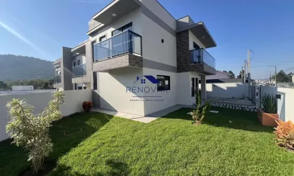 Excelente Sobrado com Suíte, Quintal e 132m² – Jardim Botânico, São José/SC