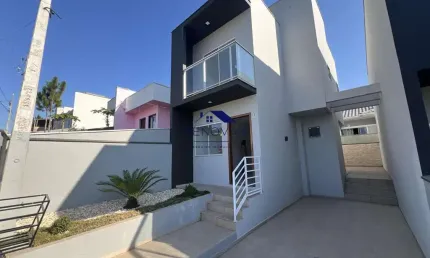 Sobrado com 2 suítes, lavabo e garagem privativa em São José/SC