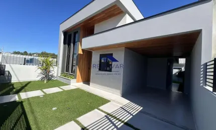 Casa com 3 dormitórios, suíte e área gourmet com churrasqueira