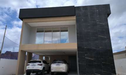 BELÍSSIMA CASA COM ACABAMENTO DE ALTO PADRÃO, EM UM DOS CONDOMINIOS MAIS VALORIZADO DA REGIÃO, POSSUINDO ÁREA DE LAZER COMPLETA.