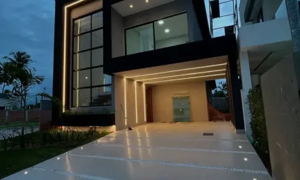 EXCELENTE CASA COM FINO PADRÃO DE ACABAMENTO, EM CONDOMINIO FECHADO