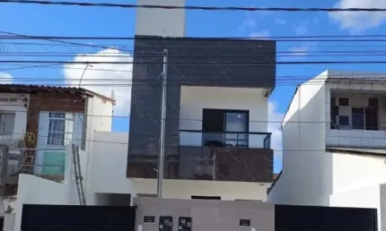 EXCELENTE CASA COM ACABAMENTO PERFEITO, BEM LOCALIZADA