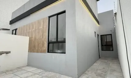 EXCELENTE CASA COM ACABAMENTO PERFEITO, BEM LOCALIZADA