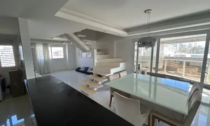 Apartamento Duplex com 140 m², com 2 suítes com closet, jardim armação