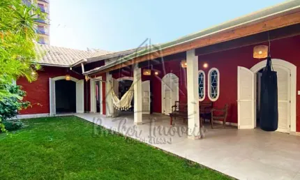 Lindíssima Casa Estilo Colonial na Martim de Sá, à 50 metros do Mar, com muito potencial para Pousada!