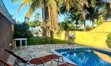 Casa Estilo Colonial Frente ao Mar na Praia das Palmeiras