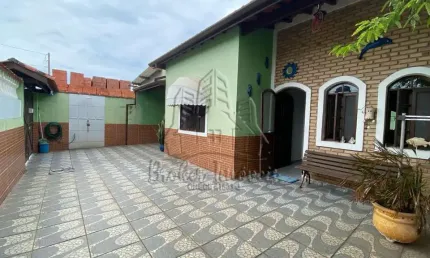 Casa pronta para morar muito bem localizada na Praia das Palmeiras!