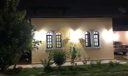 Linda casa térrea, com jardim, árvores frutíferas e gramado, localizada no Jardim Britânia em Caraguatatuba, a 70 metros do mar