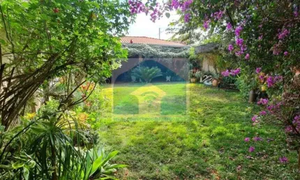 Casa aconchegante em um bairro tranquilo, com 4 dormitorios, area de churrasco com um lindo jardim