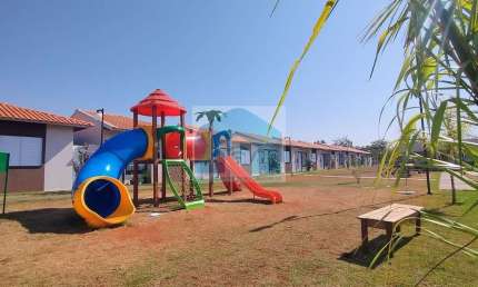 Lindo imóvel em condomínio fechado, recém reformado !