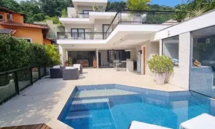 Casa ‘em condomínio Engenho do Mato para venda possui 800 metros quadrados com 6 suítes